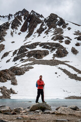 Excursionista de posando con su baston de trekking en la cima del cerro los Tres, en la Patagonia Argentina
