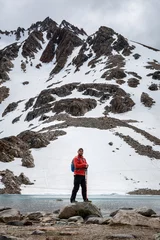 Papier Peint photo Fitz Roy Excursionista de posando con su baston de trekking en la cima del cerro los Tres, en la Patagonia Argentina