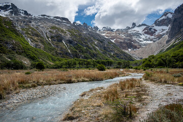 Fototapeta na wymiar Vistas de los bosques patagónicos y arroyos, en los alrededores de El Chalten, en la Patagonia Argentina