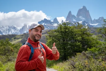 Crédence de cuisine en verre imprimé Fitz Roy Hombre senderista contento y feliz en su excursión por El Chalten. Patagonia Argentina