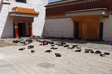 Butymnichów na podwórzu klasztoru buddyjskiego