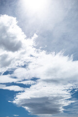 Fondo de Pantalla de un cielo soleado y cúmulos de nubes blancas y esponjosas. Fotografia vertical