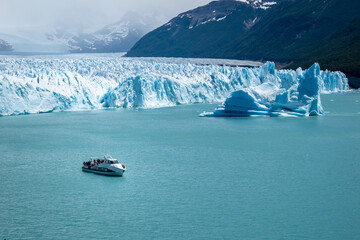 Barco de pasajeros navegando por el Lago Argentino, en el Glaciar Perito Moreno - obrazy, fototapety, plakaty