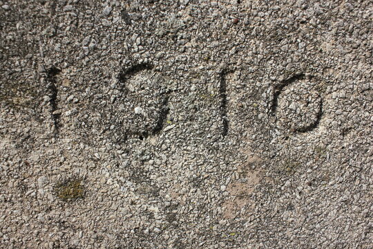 The year 1910 carved into a wall of natural stone.