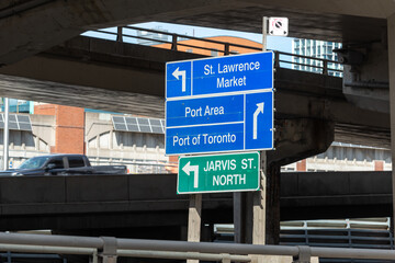 Fototapeta premium road sign in downtown Toronto, Canada 