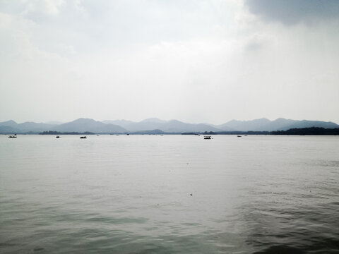 Located in Hangzhou, Zhejiang Province, China, West Lake is a world-famous tourist attraction with beautiful scenery.