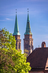 Impressionen vom ersten warmen Tag des Jahres in Nürnberg: Überall präsentiert sich das frische Grün der blühenden Vegetation. Im Hintergrund die Kirchtürme der Sebalduskirche. 