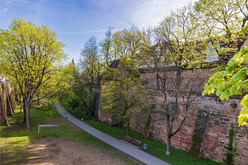 Impressionen vom ersten warmen Tag des Jahres in Nürnberg: Überall präsentiert sich das frische Grün der blühenden Vegetation.