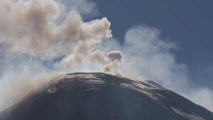 Naklejka na ściany i meble Vulcano Etna, Sicilia. Anelli di gas fuoriescono dal cratere di Sudest del vulcano.