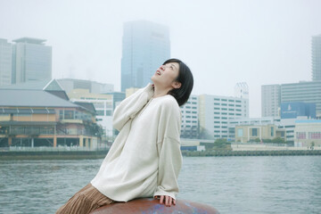 神戸の港で若い女性のポートレート - obrazy, fototapety, plakaty