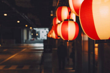 赤ちょうちんと呼ばれる照明装置は日本を始めアジアのにぎわいを演出するランタン, - obrazy, fototapety, plakaty