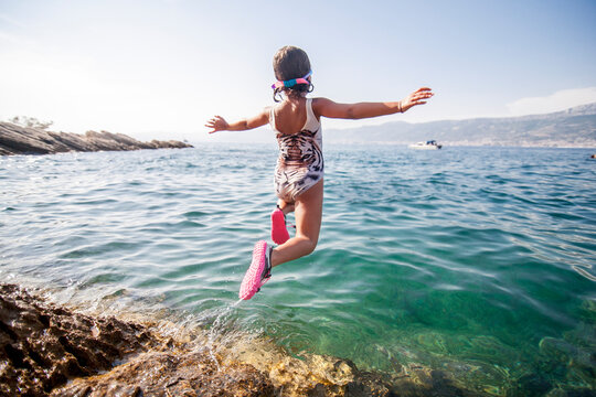 bambina che si tuffa nel mare di Crazia - Split 