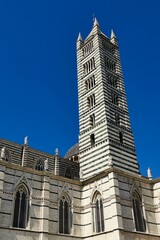 Le campanile de la cathédrale Santa Maria Assunta à Sienne  - obrazy, fototapety, plakaty