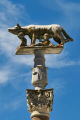 Fototapeta premium La statue de la louve allaitant Romulus et Rémus devant la cathédrale Santa Maria Assunta à Sienne 