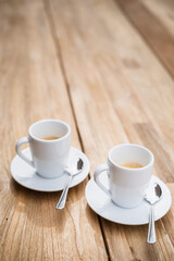 Obraz premium Zwei Espresso auf dem Holztisch.