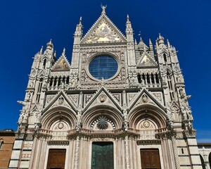 Obraz premium La façade de la cathédrale Santa Maria Assunta à Sienne 