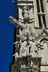 Les statues de saints à l’angle de la façade de la cathédrale Santa Maria Assunta à Sienne 