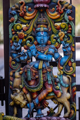 Obraz premium A handmade wooden idol of Lord Krishna sounds like a beautiful tribute to the deity's revered presence in Hindu mythology and culture. 