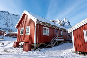 Red traditional house in Lofoten, Norway - obrazy, fototapety, plakaty
