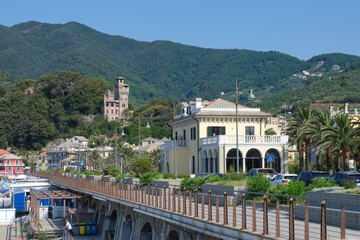 La cittadina di Moneglia in provincia di Genova, Liguria, Italia. - obrazy, fototapety, plakaty