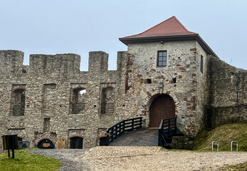 Castle ruins in Rabsztyn in Poland in foggy weather. The facility near Olkusz on the Eagle's Nests trail on the Krakow-Czestochowa Upland - 778346609