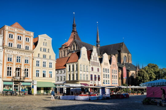 rostock, deutschland - marktplatz mit der marienkirche im hintergrund