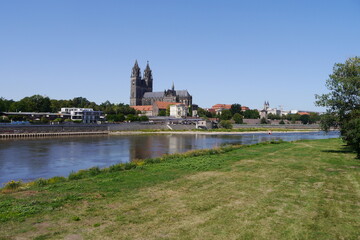 Obraz premium Magdeburger Dom an der Elbe in Magdeburg