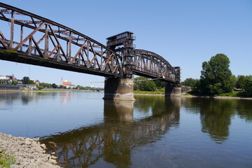 Ehemalige Eisenbahnhubbrücke über die Elbe in Magdeburg
