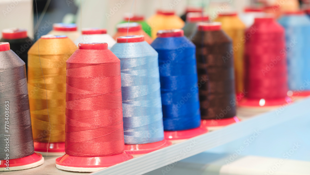 Aufkleber three different colored yarns are displayed on a machine. the machine is used to create various type