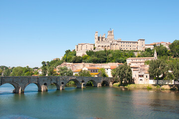 St Nazaire Cathedral Beziers and old bridge over River Orb, Herault Languedoc Roussillon, France - obrazy, fototapety, plakaty