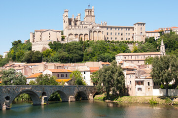 Fototapeta na wymiar St Nazaire Cathedral Beziers and old bridge over River Orb, Herault Languedoc Roussillon, France