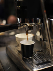 café expreso saliendo de la cafetera del restaurante llenado la taza