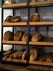 pan de semilla en la estantería de la panadería