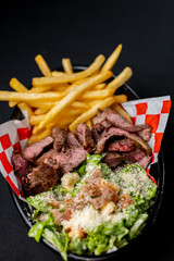 Parrilla de Carne con Papas Fritas y Ensalada Cesar