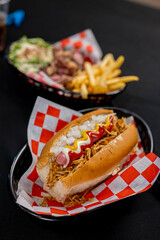 Perro Caliente con Cebolla , Papas y Salsas