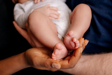 Mütter mit neugeborenem Baby Sohn, Beine und Hand	