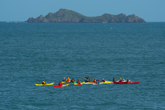 Kayakistes en mer sur la côte de granit rose - Bretagne France