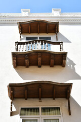 Balcón y ventana antigua, construida hace muchos años durante la época colonial. Cartagena de Indias, Colombia.