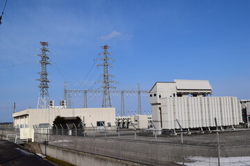 屋外変電設備と送電塔