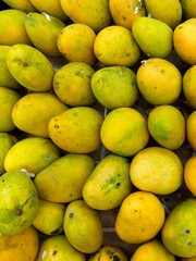 fresh mangos in the market