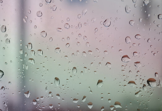 Gotas de lluvia sobre el vidrio tornasol de la ventana. Textura de gotas - se puede usar como fondo.