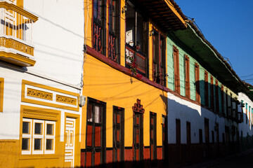 Obraz premium Beautiful facades of the houses at the historical downtown of the heritage town of Salamina located at the Caldas department in Colombia.