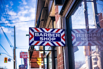 Naklejka premium barbershop traditional rectangular shingle street sign on side of building