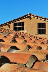 Ventanas,casas coloniales hechas con materiales de la tierra,colores del planeta.