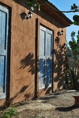 Ventanas,casas coloniales hechas con materiales de la tierra,colores del planeta.
