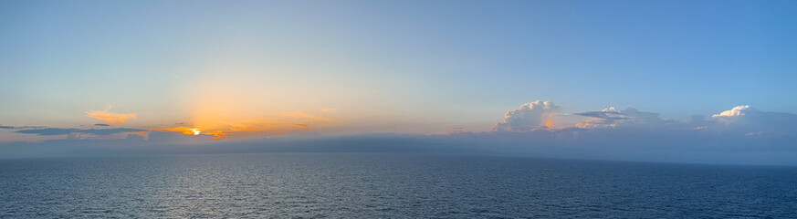 Obraz premium 世界周遊 地中海クルーズ バルセロナ～マルセイユ～ジェノバ～ナポリ～メッシーナ～マルタ