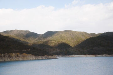 Fototapeta na wymiar 兵庫県・加東市、三草山と谷を堰き止められてできた昭和池