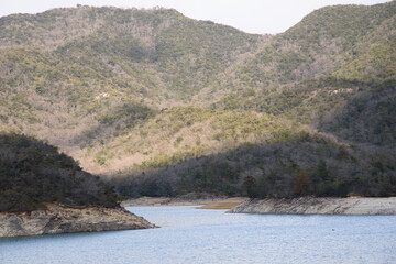 兵庫県・加東市、三草山と谷を堰き止められてできた昭和池