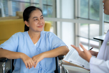 Obraz premium Doctor and nurse check patient's condition The symptoms of the illness are getting better and the patient is happy. 
