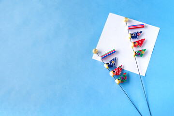 子供の日　鯉のぼりと吹き流しと白い折り紙のデザイン（ブルーバック）